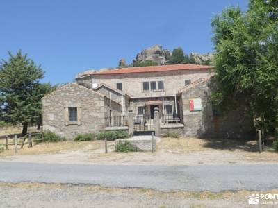 Montes de Peguerinos, cuna de la mariposa isabelina; gente para andar en madrid glosario de senderis